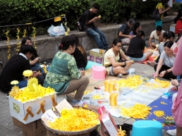 Volunteers making yellow ribbons, the symbol for this movement.